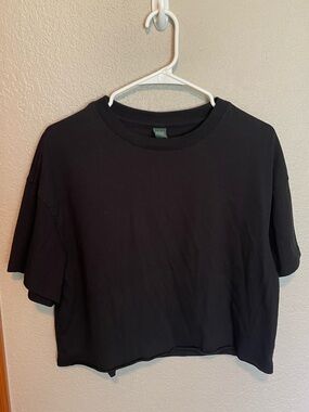 Black cropped tee